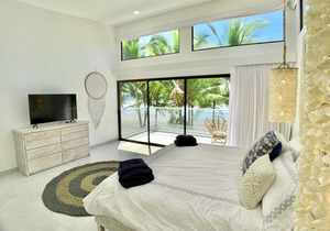 Contemporary Beach Front Gem - Private Infinity Pool!