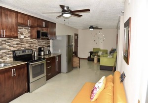 Dimorian ⭐️⭐️ ⭐️⭐️⭐️ condo, pool, BBQ, one block from beach, Costa Linda, Jaco