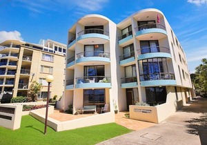 Eastbourne U4 80 Esplanade Golden Beach