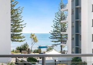 Eden Apartments Unit 401 Modern 2 bedroom Apartment Close to the Beach in Rainbow Bay - Free Wifi