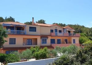 Enjoy Sunrises and Sunsets from this Cozy Studio with Private Beach