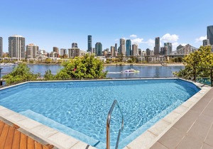 Fab! ~ Skyline City, Water + Story Bridge Views