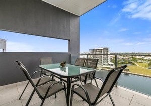 Gorgeous Water view 2brm apartment opp hospital
