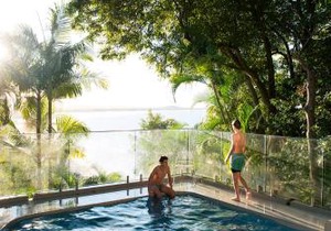 Hastings Park: Luxury Penthouse, Private Pool & Views