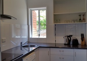 ~Heart of the Coast, Walk to Alex Beach, Private,Courtyard,Fully self contained~