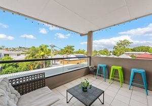 Hidden in New Farm ~ 1 Bed/1 Bath/1 Car/Views