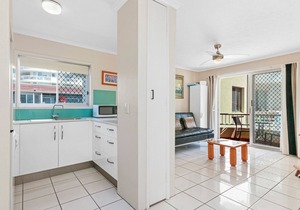 Holiday unit 5-min walk from the beach with pool