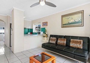 Holiday unit 5-min walk from the beach with pool