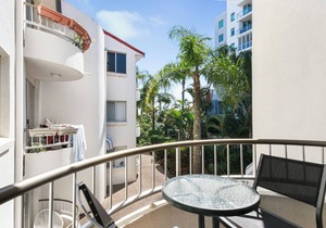 Holiday unit 5-min walk from the beach with pool