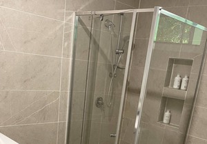 Huge home with cool pool in Sunnybank just for you