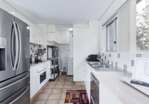 Lovely 2BR Riverfront Condo New Farm