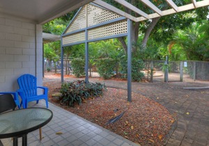 Loyang Apartment 2 - Fantastic value island getaway with complex pool and short stroll to Alma Bay