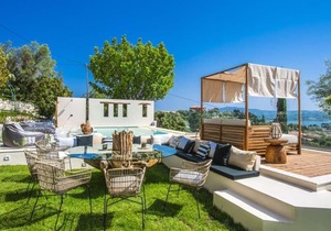 Lygia Villa Sleeps 10 with Pool Air Con and WiFi