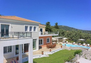 Lygia Villa Sleeps 8 with Pool Air Con and WiFi