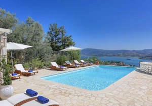 Lygia Villa Sleeps 8 with Pool Air Con and WiFi