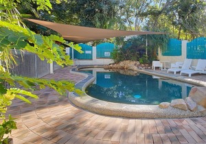 Magnetic Reef 3 - Relaxing tropical getaway with lush gardens and complex pool, minutes to Alma Bay