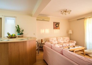 Modern Apartment with sea view in Saronida