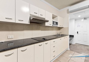 One Bedroom in the Centre of Kangaroo Point with Pool & Parking