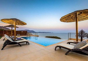 Paradise Beach II, Stunning villa in Kiotari w/