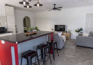 Pet Friendly, 2 Bedroom, Sleeps 4, 250m to Beach, Close to Cafes, Sunshine Coast