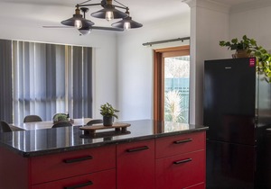 Pet Friendly, 2 Bedroom, Sleeps 4, 250m to Beach, Close to Cafes, Sunshine Coast