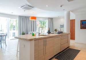 Pool-view condo with private rooftop & tub, balcony, shared pool & fast WiFi