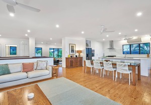 Seascape - Absolute Beachfront, Luxury Holiday house in Clifton Beach