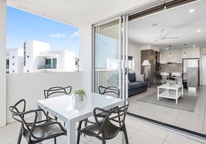 Spacious Waterfront apartment (opp Hospital)