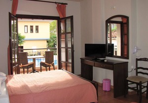 Standard studio ground/first floor for 2 adults+1 child - pool view #6/9