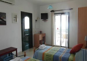 Studio apartment in detached Villa with Pool: (sleeps 2 or 3 )