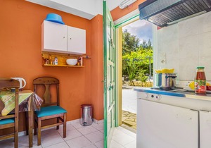 Studio 'Veronis 3' with Sea View, Shared Pool & Wi-Fi