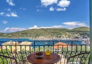Studio 'Veronis 6' with Sea View, Shared Pool & Wi-Fi