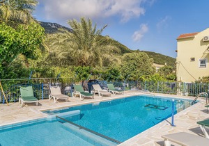 Studio 'Veronis 6' with Sea View, Shared Pool & Wi-Fi