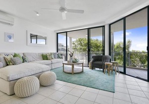 Sunny and spacious Sunshine Beach