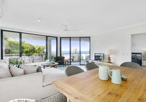 Sunny and spacious Sunshine Beach
