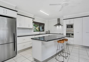 Superior Seaview 3 bedroom Apartment With Seaview's