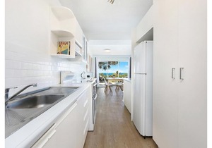 THE GRASSY KNOLL Panoramic Beach Apartment - Sunrise Beach