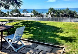 THE GRASSY KNOLL Panoramic Beach Apartment - Sunrise Beach