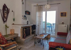 Three-Bedroom Apartment in Theologos