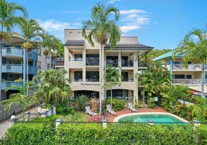 Top Floor 2 Bedroom Mediterranean Apartment overlooking Yorkeys Knob beach.