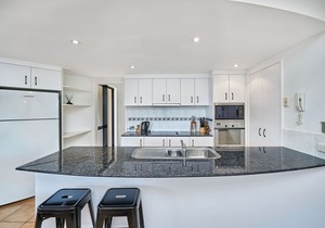 Top Floor 2 Bedroom Mediterranean Apartment overlooking Yorkeys Knob beach.
