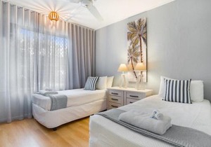 Tropical Unit with Private Fenced Garden Close to The Beach 4