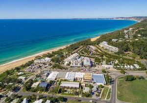 Unit 5 Rainbow Surf - Modern double storey townhouse with large shared pool close to beach and shop