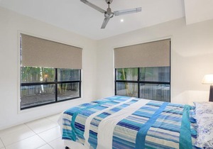 Unit 5 Rainbow Surf - Modern double storey townhouse with large shared pool close to beach and shop