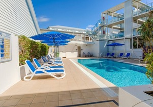 Unit 8 Plantation Resort - Rainbow Beach. Plantation Resort. Air conditioned. Wifi. Pool and outdoor