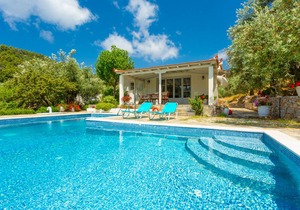 Villa Tassoula: Large Private Pool, Walk to Beach, WiFi
