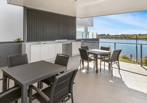 WATERFRONT APARTMENT 100mtrs to (SCUH)