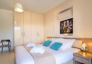 You'll love this place exiting directly to the pool. The sea view is WOW