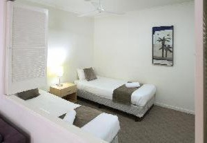Caloundra Hotel | Battery Hill
