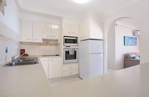 Surfers Paradise Apartment | 11B Peninsula Summary